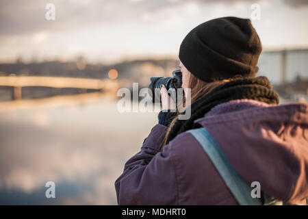 Fotografo femmina di scattare le foto cityscape Foto Stock