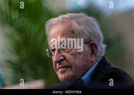Noam Chomsky, ofrecio la conferencia titulada Gangter capitalismo y resistencias transfronterizas, organizada por el Colegio Sonora en el centro de la Foto Stock