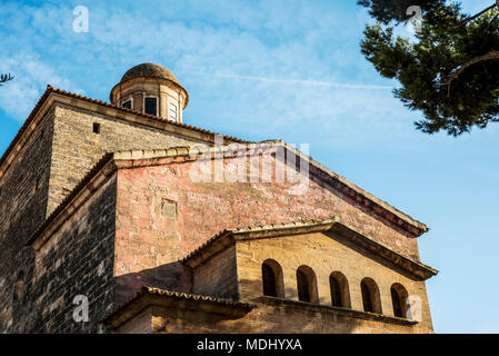 Tetti a più livelli presso la chiesa di San Jaume; Alcudia Maiorca, isole Baleari, Spagna Foto Stock