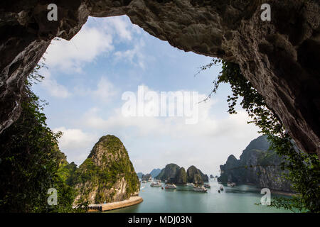 Sung Sot Cave, la baia di Ha Long; Quang Ninh, Vietnam Foto Stock