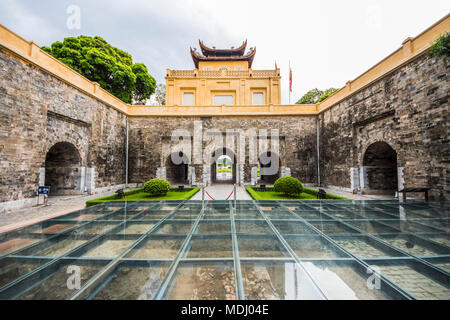 Doan Mon, il cancello principale per il sontuoso complesso di più tardi le imperatori nel settore centrale della cittadella imperiale di Thang Long, Hanoi, Vietnam Foto Stock