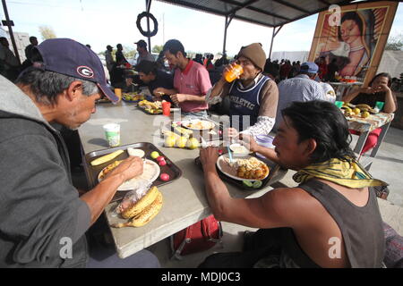 Migrantes Hondureños duranti su paso por Hermosillo con rumbo al Norte se reúnen en onu comedor un punto de medio día. .Personale /nortephoto.com,CREDITO Foto Stock