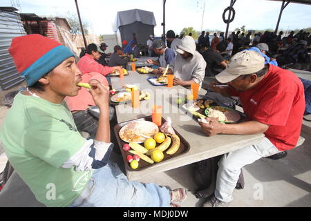 Migrantes Hondureños duranti su paso por Hermosillo con rumbo al Norte se reúnen en onu comedor un punto de medio día. .Personale /nortephoto.com,CREDITO Foto Stock