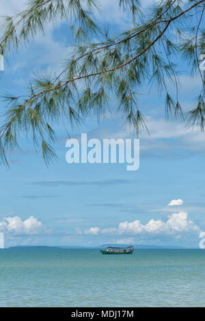 Splendida vista con una barca colorata sul mare Foto Stock