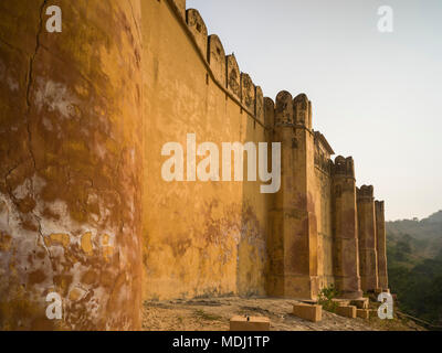 Close-up della parete spiovente di Forte Amer; Jaipur, Rajasthan, India Foto Stock