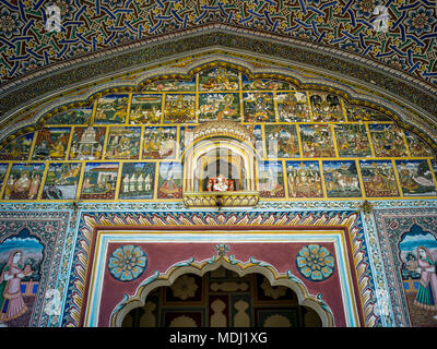 Arredo di interni con le spalliere progettato pareti in Samode Haveli Hotel; Jaipur, Rajasthan, India Foto Stock