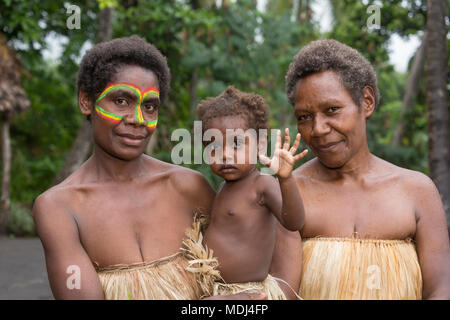 Tanna, Repubblica di Vanuatu, luglio 12, 2014: indigeni madre e nonna in posa con il suo bambino Foto Stock
