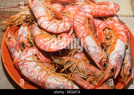 Cucinati Freschi Scampi sulla piastra Foto Stock