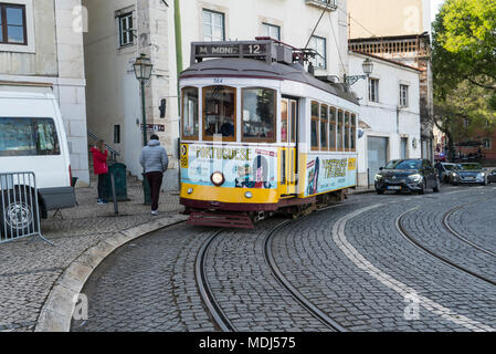 Un vecchio tram giallo per le strade di Lisbona, Portogallo Foto Stock
