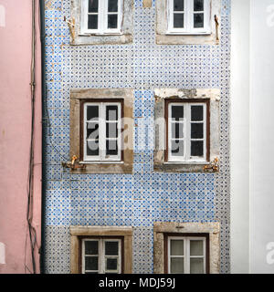 Le tipiche piastrelle decorative sulla parete di una vecchia casa nel quartiere di Alfama a Lisbona, Portogallo Foto Stock