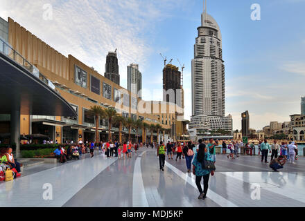 Dubai, Emirati Arabi Uniti - Aprile 8. 2018. I turisti in piazza Fontana a nella parte anteriore del centro commerciale di Dubai. Foto Stock