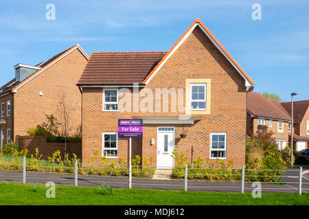 Viola casa di mattoni per la vendita segno di fronte a un nuovo house REGNO UNITO Foto Stock