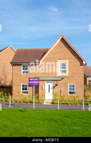 Viola casa di mattoni per la vendita segno di fronte a un nuovo house REGNO UNITO Foto Stock