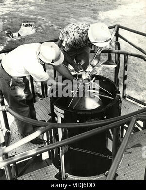 Scienziato che pongono un satellite artificiale sulla cima di un razzo, Stati Uniti d'America degli anni cinquanta Foto Stock