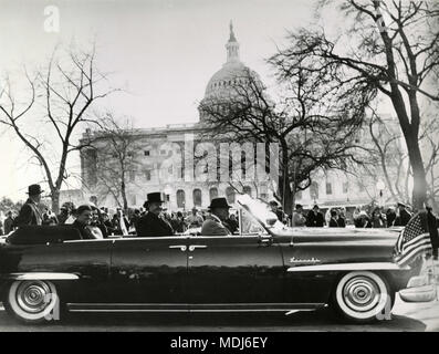 Il presidente statunitense John Fitzgerald Kennedy e della moglie Jacqueline lasciando Capitol Hill con una vettura convertibile dopo la sua entrata in carica, STATI UNITI D'AMERICA 1961 Foto Stock