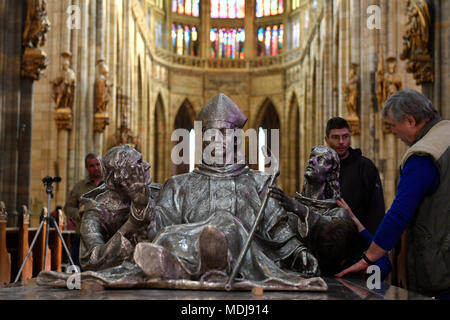 Statua di san Vojtech (Adalberto), RADIM Gaudenzio e Radla nella cattedrale di San Vito a Praga Foto Stock