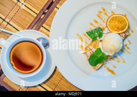 Strudel di mele con gelato alla vaniglia Foto Stock