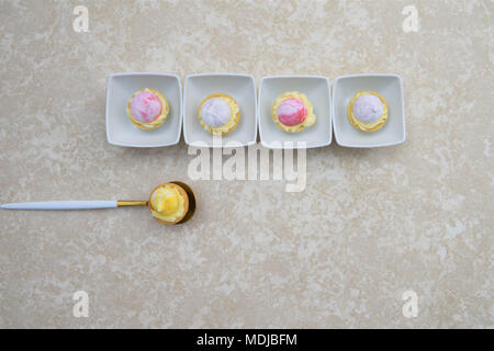 Piatto con laici mini dolci di pasticceria Foto Stock
