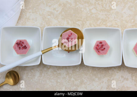 Piatto con laici in estate il cioccolato bianco e bacche di tartufi Foto Stock