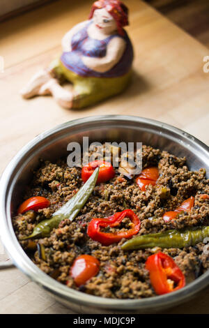 Turco alimenti a base di carne con carne macinata, melanzana o di melanzana / karniyarik Foto Stock