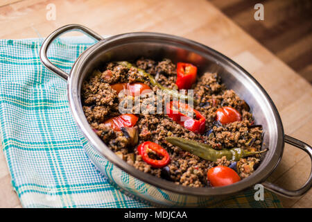 Turco alimenti a base di carne con carne macinata, melanzana o di melanzana / karniyarik Foto Stock