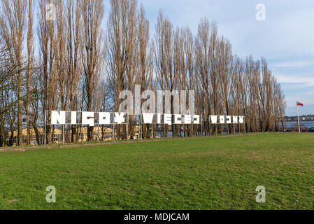 GDANSK WESTERPLATTE, Polonia - 15 Aprile 2017: iscrizione mai più guerra (polacco: Nigdy więcej wojny) vicino a Westerplatte monumento in memoria di Pol Foto Stock