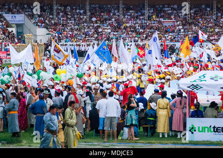 Ulaanbaatar, in Mongolia - Luglio 11, 2010: i partecipanti e spettatori al Nadaam Cerimonia di Apertura in National Sports Stadium. Foto Stock