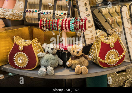 Gli articoli in vendita nei negozi del souk in Madinat Jumeirah, Dubai, UAE, Medio Oriente. Foto Stock