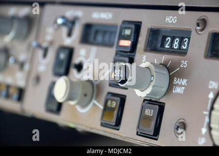 Pannello di controllo della modalità di volo con la manopola di rotazione direzione sul piano di volo di un Boeing 747-400 Foto Stock