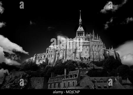 Mont Saint Michel in granulosa alto contrasto bianco e nero Foto Stock