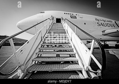 Boeing 747-400SF Freighter parcheggiato presso la rampa di carico Foto Stock