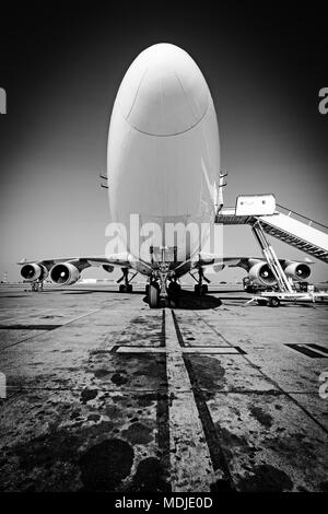 Boeing 747-400SF Freighter parcheggiato presso la rampa di carico Foto Stock