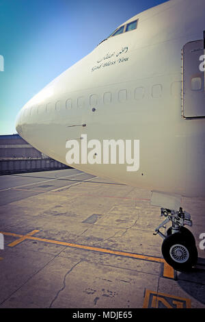 Boeing 747-400SF Freighter parcheggiato presso la rampa di carico Foto Stock