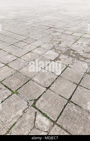 Telaio completo sullo sfondo di un vecchio e stagionato pavimentazione in cemento lastre all'aperto Foto Stock