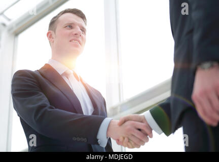 Stretta di mano del business partner dopo un favorevole accordo commerciale Foto Stock