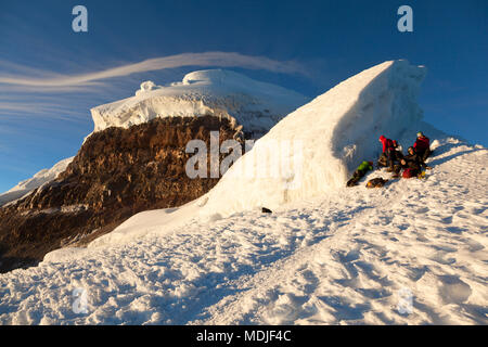 Un gruppo di alpinisti in appoggio in prossimità della parete Yanasacha in Cotopaxi Foto Stock