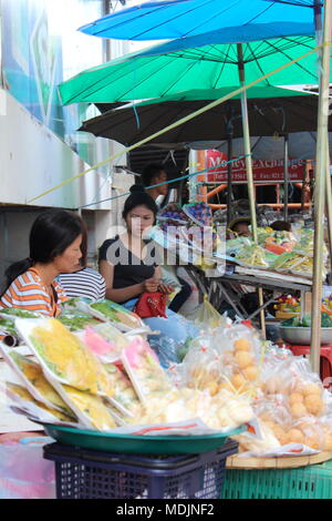 I fornitori di prodotti alimentari al di fuori Talat Sao Mercato, centro di Vientiane, Laos, 2016. Foto Stock