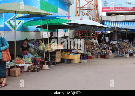 I fornitori di prodotti alimentari al di fuori Talat Sao Mercato, centro di Vientiane, Laos, 2016. Foto Stock