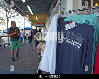 Turisti e t-shirt in Tarpon Springs, in Florida, Stati Uniti d'America 2017 © Katharine Andriotis Foto Stock