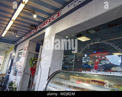 Hellas panificio 'un assaggio di Grecia " storefront in Tarpon Springs, in Florida, Stati Uniti d'America 2017 © Katharine Andriotis Foto Stock