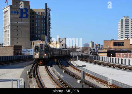 Un ingresso linea rossa L il treno si avvicina il Wilson fermata in Chicago's Uptown di quartiere. Foto Stock