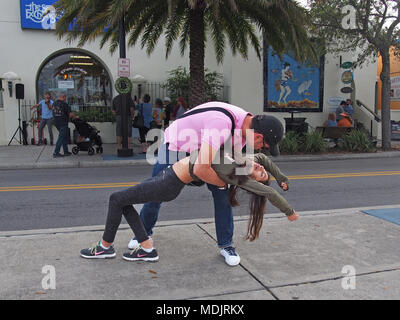 Una giovane coppia facendo una danza dip in Tarpon Springs, in Florida, Stati Uniti d'America 2017 © Katharine Andriotis Foto Stock