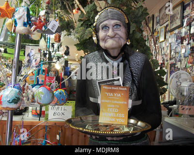 Greco Yia Yia figura in un negozio di souvenir in Tarpon Springs, in Florida, Stati Uniti d'America 2017 © Katharine Andriotis Foto Stock