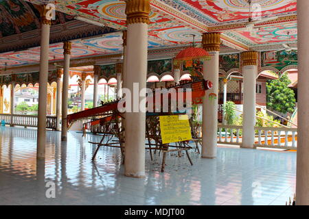 Un razzo preparato per il festival a razzo per motivi di tempio buddista, Vientiane, Laos, 2016. Foto Stock