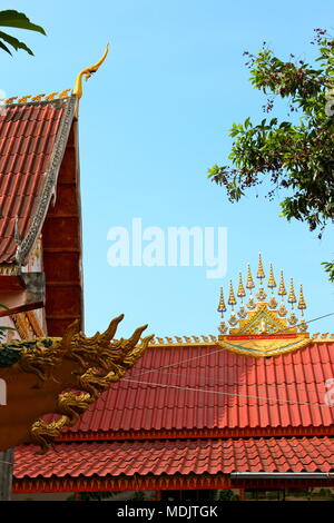 Dettaglio del tetto unico per architettura Lao visualizzati al Wat Nak tempio, Vientiane, Laos, 2016. Foto Stock