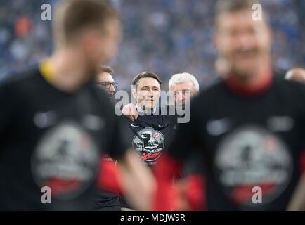 Gelsenkirchen, Deutschland. Xviii, Apr 2018. finale di giubilo coach Niko KOVAC (F) a braccetto con co-allenatore Robert KOVAC l. (F), co-allenatore Armin REUTERSHAHN r. (F) e Berlino T-shirt, magliette vincitori, calcio DFB Pokal, semifinali, FC Schalke 04 (GE) - Eintracht Francoforte (F), su 18/04/2018 a Gelsenkirchen/Germania. | Utilizzo di credito in tutto il mondo: dpa/Alamy Live News Foto Stock