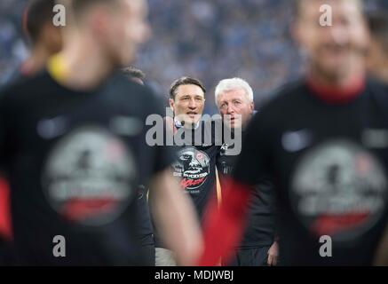 Gelsenkirchen, Deutschland. Xviii, Apr 2018. finale di giubilo coach Niko KOVAC (F) a braccetto con co-allenatore Armin REUTERSHAHN r. (F) e Berlino T-shirt, magliette vincitori, calcio DFB Pokal, semifinali, FC Schalke 04 (GE) - Eintracht Francoforte (F), su 18/04/2018 a Gelsenkirchen/Germania. | Utilizzo di credito in tutto il mondo: dpa/Alamy Live News Foto Stock