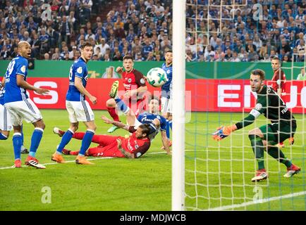 Gelsenkirchen, Deutschland. Xviii Apr, 2018. Luka JOVIC (F/withte) ha segnato il gol a 0: 1, rispetto a sinistra a destra NALDO (GE), Leon GORETZKA (GE), Luka JOVIC (F), Benjamin STAMBOULI (GER), portiere Ralf FAEHRMANN (FAHRMANN) (GE ), promozione, calcio DFB Pokal, semifinali, FC Schalke 04 (GE) - Eintracht Francoforte (F), su 18/04/2018 a Gelsenkirchen/Germania. | Utilizzo di credito in tutto il mondo: dpa/Alamy Live News Foto Stock