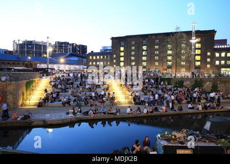 Le fasi nella parte anteriore del granaio Square e St Martins College of Art dietro a Kings Cross, siamo stati imballati anche la sera nel insolitamente caldo aprile meteo, a Londra, UK Credit: Monica pozzetti/Alamy Live News Foto Stock