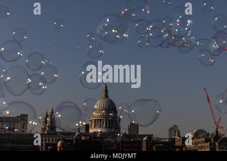 Londra, Regno Unito. 19 Aprile, 2018. Regno Unito Meteo: un suonatore ambulante bolle fa per i passanti sulla sponda sud del Tamigi durante una bella serata a Londra, UK Credit: Carol Moiré Foto Stock